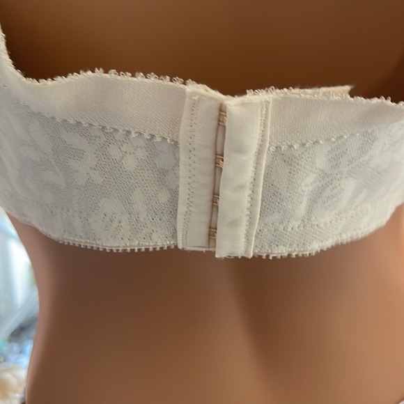 LIKE NEW PLAYTEX 18 Hr bra. Style #4693. Size 38DD. Ivory. EXCELLENT CONDITION - Picture 6 of 9